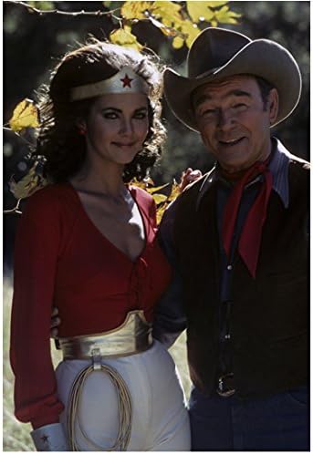 Lynda Carter 8 inča x 10 inča fotografija Wonder Woman nosi crveno & amp; bijelo sa Roy Rogers Pose 1 kn