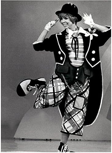 Vicki Lawrence 8 inčni X 10 inčni fotografija Carol Burnett Show Vicki! Mama porodica B & W pleše u velikim klaunskim cipela kn