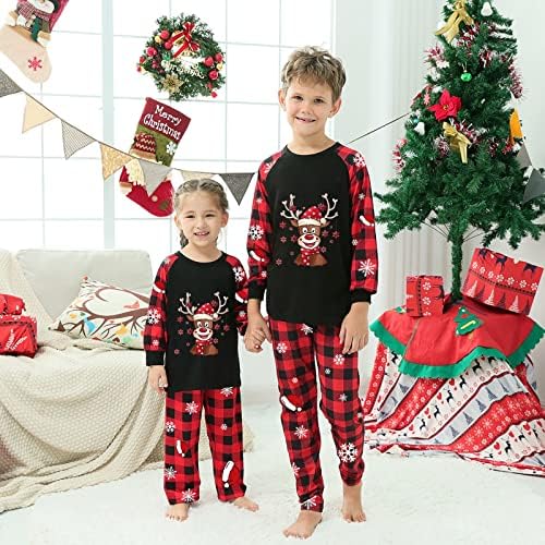 Porodični set porodice od 4 porodice koji odgovara Božićne pidžame postavljeno je postavljeno podudaranje