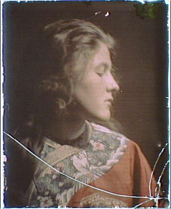 HistoricalFindings fotografija: žena smeđe kose,crveni ogrtač,Kimono,ptice,cvijeće,Arnold Genthe, fotograf